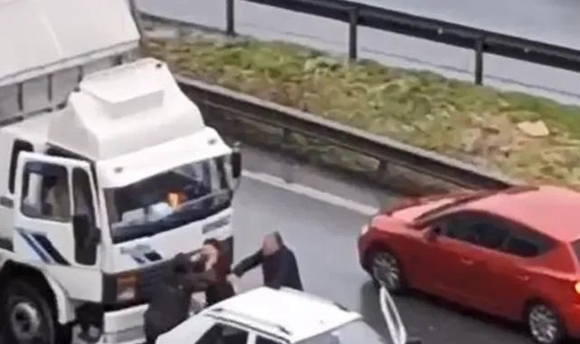 Küçükçekmece'de sürücülerin çekiçli yol verme kavgası