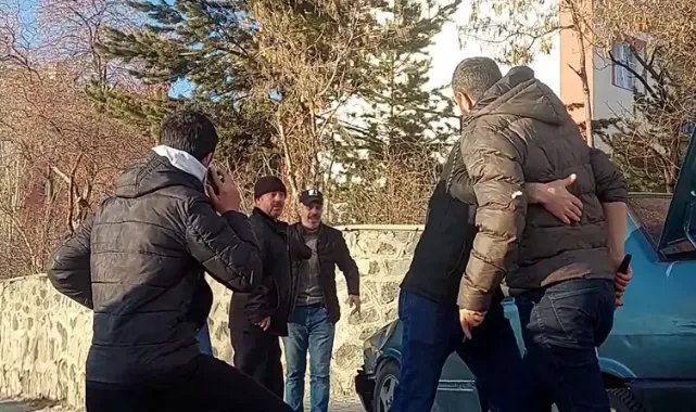Oğlu otomobile çarptı, kaza yerine gelen babası da sürücüye vurdu