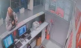 Otobüs bileti alma bahanesiyle gelip cep telefonunu çaldı