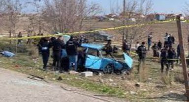 Otobüs durağında bekleyenlere otomobil çarptı