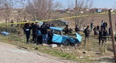 Otobüs durağında bekleyenlere otomobil çarptı