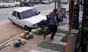 Otomobil kaldırıma çıktı, esnaf son anda kurtuldu