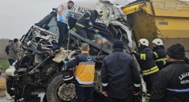 Peru'da heyelan: Kamyon kağıt gibi ezildi