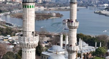 Ramazan ayının simgesi mahyaların ilki Eyüpsultan Camii’ne asıldı