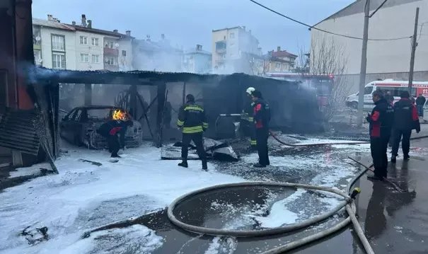 Sivas’ta garajda çıkan yangında iki otomobil kül oldu