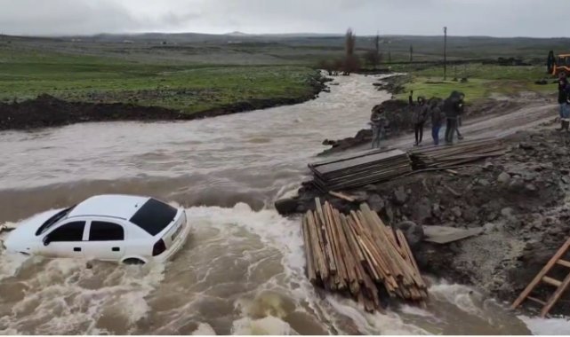 Siverek’te sel suları otomobili dereye sürükledi