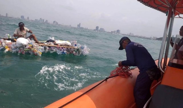 Tayland'da pet şişelerden yaptığı botla denize açılan adam mahsur kaldı