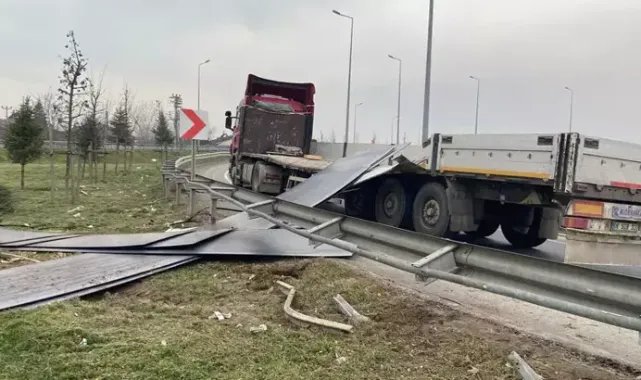 TIR’ın dorsesinden düşen demir saclar yolu kapattı