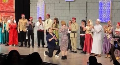 Tiyatro oyununda ilginç anlar: Sahneye koşup evlilik teklif etti