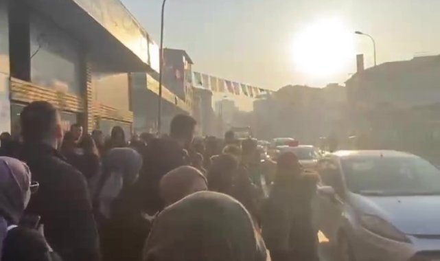 Üsküdar - Çekmeköy metro hattında seferler yapılamadı, vatandaşlar tünelde inip istasyona yürüdü