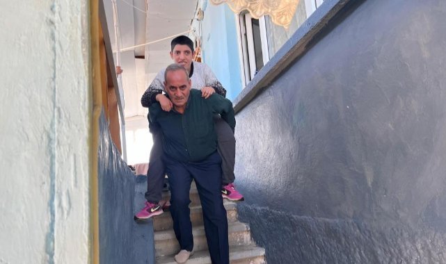 73 yaşındaki baba ayağındaki platine rağmen kızını metrelerce sırtında taşıyor