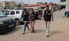 9 yaşındaki yeğenine parktaki kadının altın dolu çantasını çaldırdı