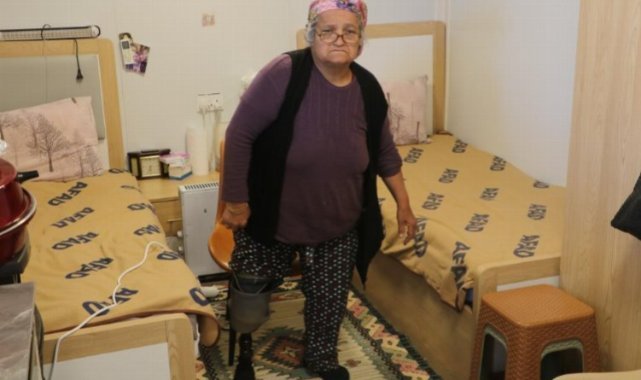 Annesini ve bacağını depremde kaybeden kadın, protez bacağıyla hayata tutundu