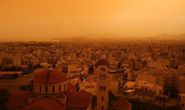 Atina’da Sahra'dan gelen çöl tozu gökyüzünü turuncuya boyadı