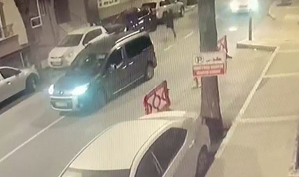Avcılar’da araçla önünü kestikleri taksiye kurşun yağdırdılar