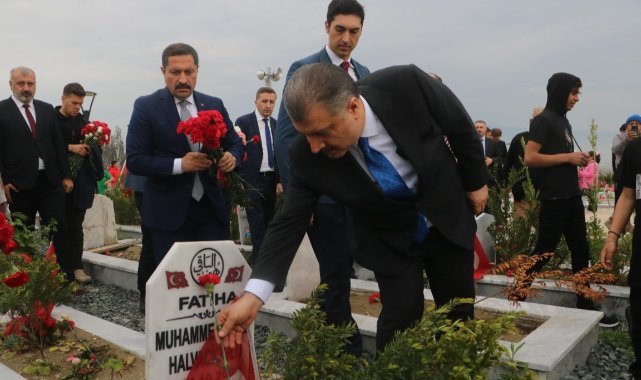 Bakan Koca, Ramazan Bayramı’nın ilk gününde deprem mezarlığını ziyaret etti