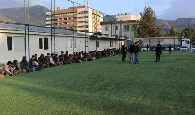 Bakır yüklü TIR'ın dorsesinden 64 kaçak göçmen çıktı