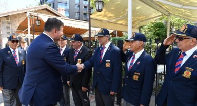 Başkan Tugay'dan gazilere sürpriz ziyaret