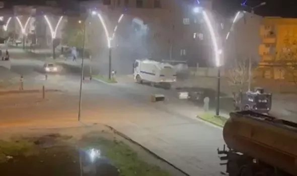 Batman'da yol kapatıp konteynerleri ateşe veren maskeli gruba polis müdahale etti