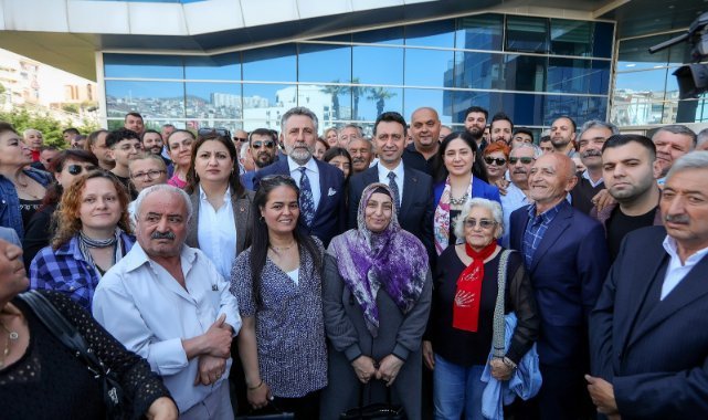 Bayraklı’da Başkan İrfan Önal mazbatasını aldı