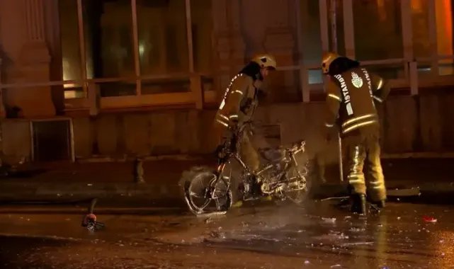 Beyoğlu'nda, polis denetimi sırasında sinir krizi geçiren sürücü motosikletini ateşe verdi