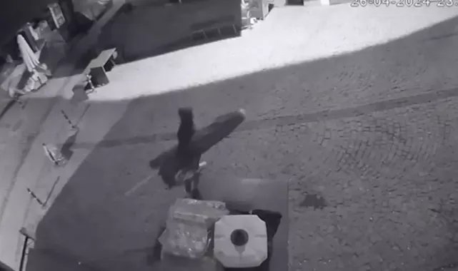 Beypazarı'nda, iş yerinden şemsiye çalan hırsız kamerada