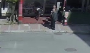 Bisiklet kullanmayı öğrenen çocuk, işyeri camına böyle daldı