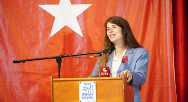 Çeşme’nin ilk kadın başkanı Lal Denizli mazbatayı aldı