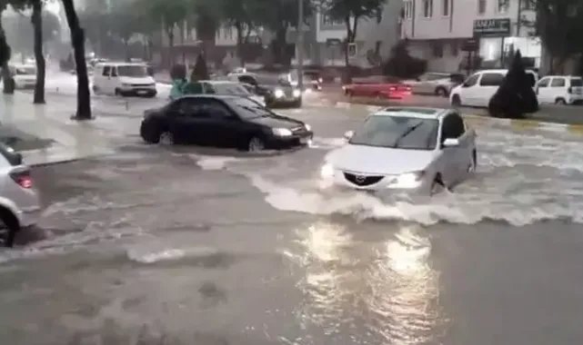 Çorum'da 30 dakika süren sağanak yağmur ve dolu günlük yaşamı olumsuz etkiledi