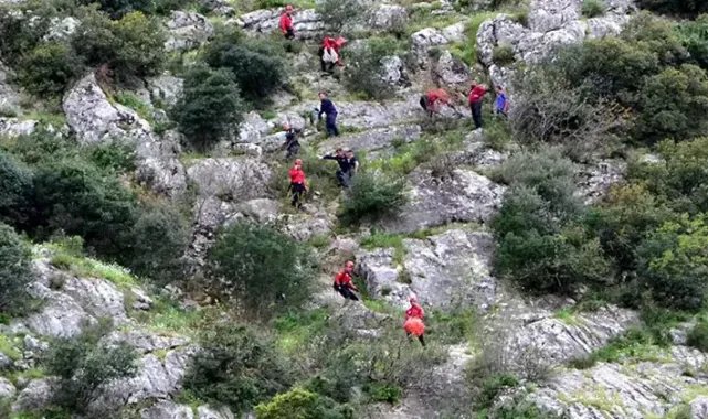 Dağlık alanda çürümüş erkek cesedi bulundu