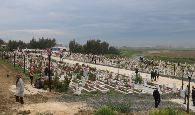 Deprem mezarlığında hüzünlü bayram