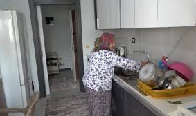 Depremzede kadının yeni yuvasında ilk yemeği sarma oldu