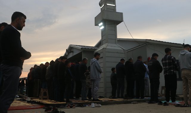 Depremzede vatandaşlar konteyner camide bayram namazlarını kıldılar