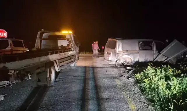 Diyarbakır'da otomobil ile minibüs çarpıştı: 13 yaralı