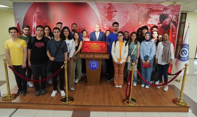 EÜ öğrencileri 57. Alay Sancağını törenle teslim etti