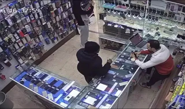 Fatih'te müşteri gibi gelip incelediği telefonu çaldı