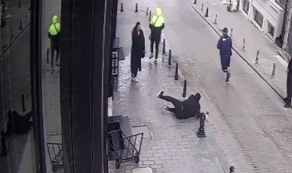 Fatih’te sokak ortasında tek yumrukla gasp