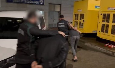 Fatih'te yumruk atarak yere düşürdükleri şüpheliyi gasbettiler