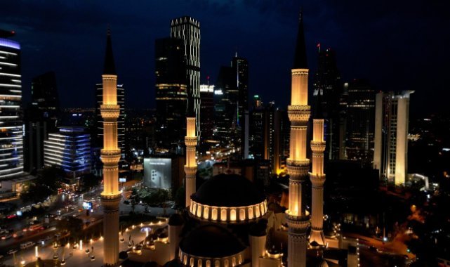 Gökdelenlerin arasında göz kamaştıran bir camii