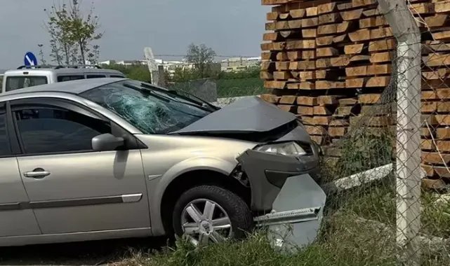 Hafif ticari araçla otomobil çarpıştı; 1'i bebek, 5 yaralı