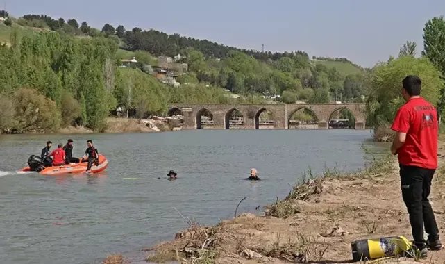 'Hareketsiz erkek görüldü’ ihbarının yapıldığı Dicle Nehri'nde aramalar yeniden başladı