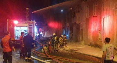 İzmir'de tekstil atölyesinde çıkan yangın, bitişikteki binaya da sıçradı