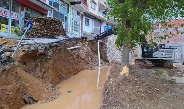 İzmit'te 5 ay önce yarısı çöken istinat duvarının onarılmayan kısmı da çöktü; 5 daire ile 1 dükkan boşaltıldı