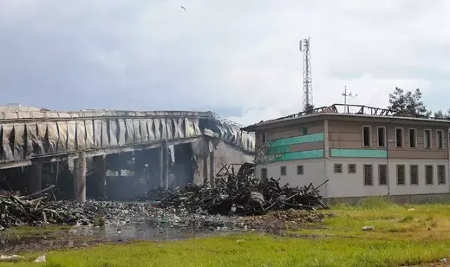 İzmit'te yanan 1250 metrekare kapalı alana sahip market ve belediye binasında hasar tespiti
