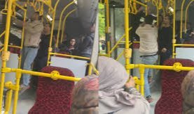 Kadıköy’de taşkınlık çıkaran şahsı yolcular dışarı attı
