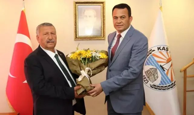 Kaş'ta göreve başlayan başkan, eve dönerken kaza geçirdi