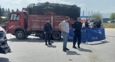 Kaza yerine gelen polisler, mesai arkadaşlarının cenazesiyle karşılaştı