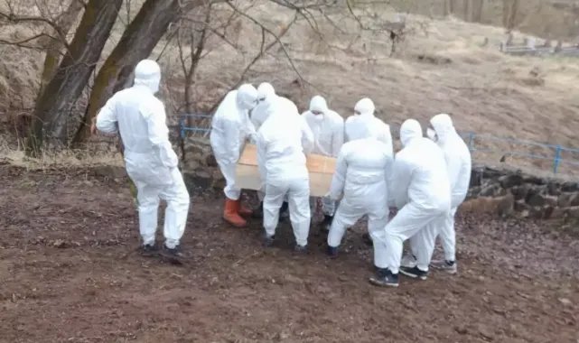 Kene ısırması sonrası öldü, mahalleli özel giysi giyerek toprağa verdi