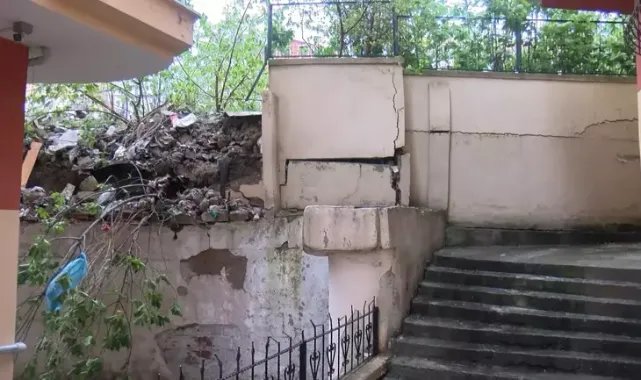 Küçükçekmece'de istinat duvarında çökme