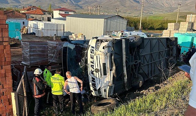 Malatya’da otomobil ile çarpışan yolcu otobüsü devrildi